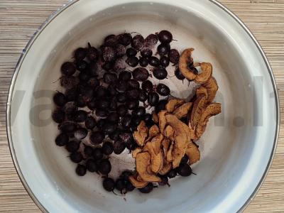 Gaivus raudonųjų serbentų ir džiovintų obuolių kompotas Žingsnis 1