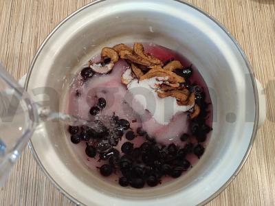 Gaivus raudonųjų serbentų ir džiovintų obuolių kompotas Žingsnis 3