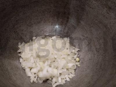 Originalus bulguro plovas su vištiena ir pomidorais Žingsnis 1