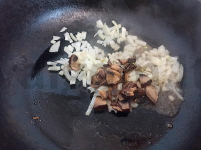 Pieninis padažas su grybais Žingsnis 1