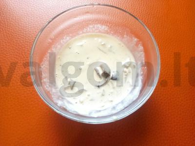 Pieninis padažas su grybais pagrindine nuotrauka