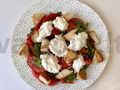 Paprastas salotas su stracciatella pagrindine nuotrauka