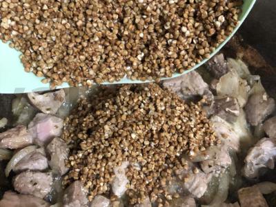 Prieskoninė kiaulienos šoninė su grikiais Žingsnis 6