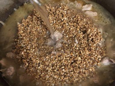 Prieskoninė kiaulienos šoninė su grikiais Žingsnis 7