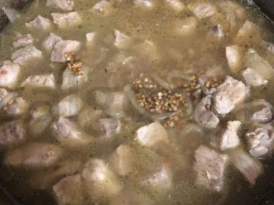 Prieskoninė kiaulienos šoninė su grikiais Žingsnis 8