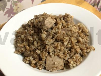 Prieskoninė kiaulienos šoninė su grikiais pagrindine nuotrauka