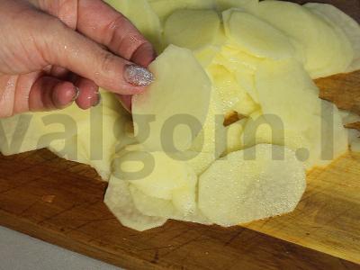 Bulvių gratinas su parmezanu Žingsnis 1