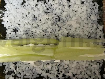 Rulonai su agurkais ir varškės sūriu Žingsnis 3