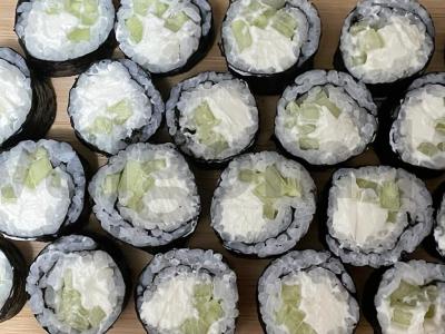 Rulonai su agurkais ir varškės sūriu pagrindine nuotrauka