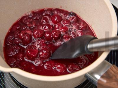 Vyšnių pyragas su jogurtiniu sufliu Žingsnis 2