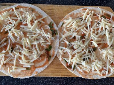 Pomidorų-sūrio plokštelė su žolelėmis Žingsnis 4