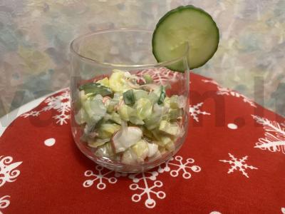 Salotas su krabų lazdelėmis nauju būdu pagrindine nuotrauka