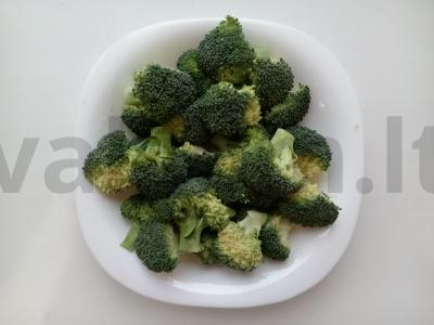 Brokoliai ir konservuotų kukurūzų salotos Žingsnis 1