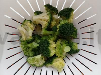 Brokoliai ir konservuotų kukurūzų salotos Žingsnis 2