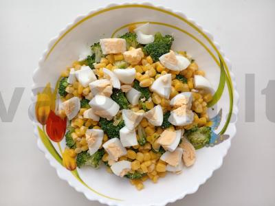 Brokoliai ir konservuotų kukurūzų salotos Žingsnis 4