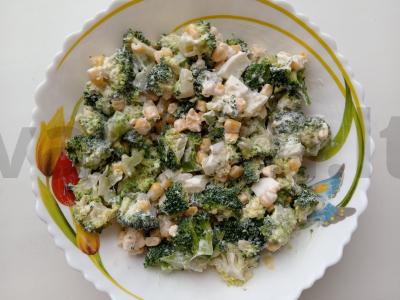 Brokoliai ir konservuotų kukurūzų salotos pagrindine nuotrauka