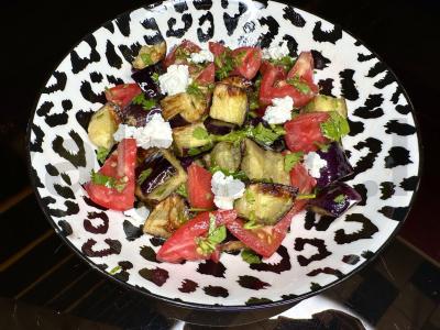 Salotas su traškiais baklažanais ir varškės sūriu pagrindine nuotrauka