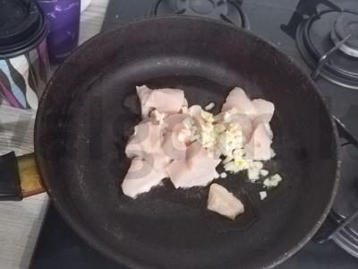 Pekino kopūstų salotos su grietine ir citrinos sultimis Žingsnis 3