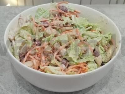 Pekino kopūstų salotos su grietine ir citrinos sultimis pagrindine nuotrauka