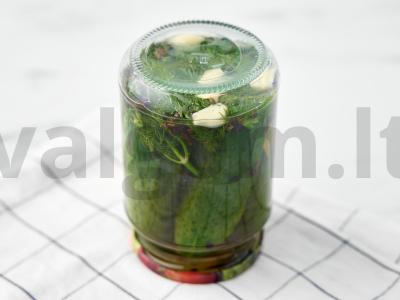 Traškūs marinuoti agurkai žiemai Žingsnis 6