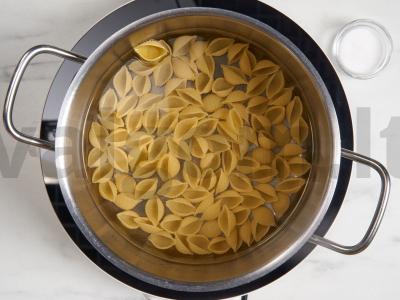 Makaronai su dešrelėmis ir daržovėmis Žingsnis 1