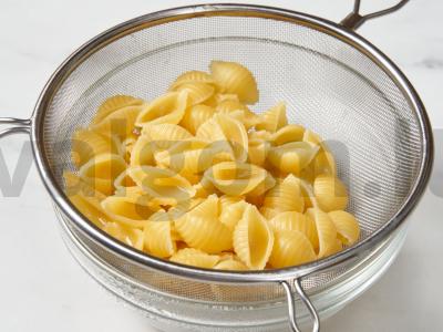 Makaronai su dešrelėmis ir daržovėmis Žingsnis 2