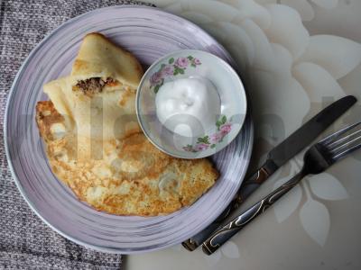 Kreminiai blyneliai su kiškio mėsa pagrindine nuotrauka