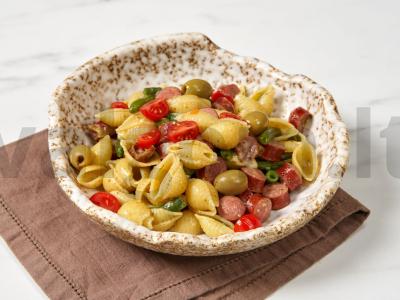 Makaronai su dešrelėmis ir daržovėmis pagrindine nuotrauka