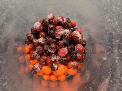 Gėrimas iš spanguolių, šaltalankių ir medaus Žingsnis 1