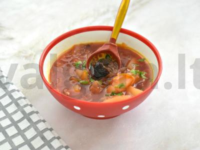 Vegetariškas boršas su džiovintais slyvomis pagrindine nuotrauka