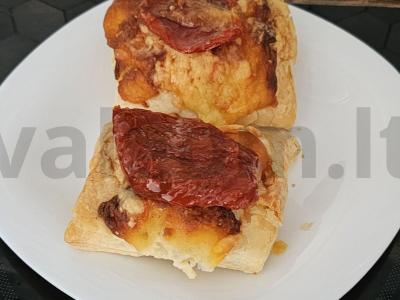 Sluoksniuota tešla su sūriu ir džiovintais pomidorais pagrindine nuotrauka