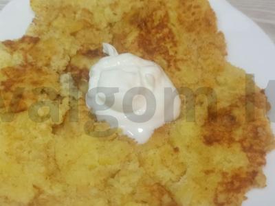 Bulvių blynas keptuvėje pagrindine nuotrauka