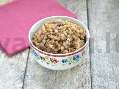 Grikių košė su vištiena pagrindine nuotrauka