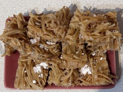 Turkiška saldainių su makaronais, medumi ir kokosų drožlėmis pagrindine nuotrauka