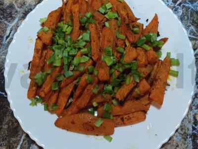 Keptas batatas su ciberžole ir žolelėmis pagrindine nuotrauka