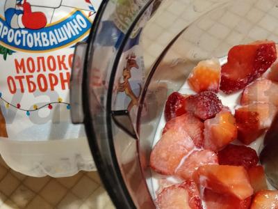 Braškinių milkshake'as Žingsnis 1