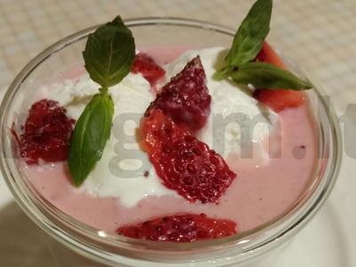 Braškinių milkshake'as pagrindine nuotrauka