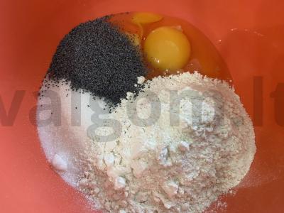 Maži blynai su kefyru ir aguonomis Žingsnis 1