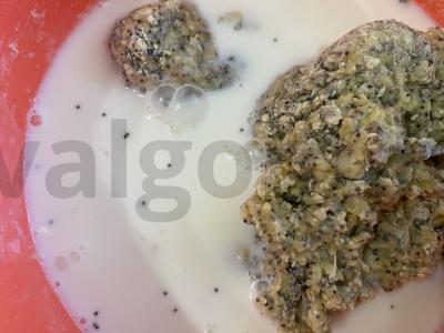 Maži blynai su kefyru ir aguonomis Žingsnis 2