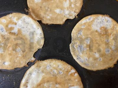 Maži blynai su kefyru ir aguonomis Žingsnis 3