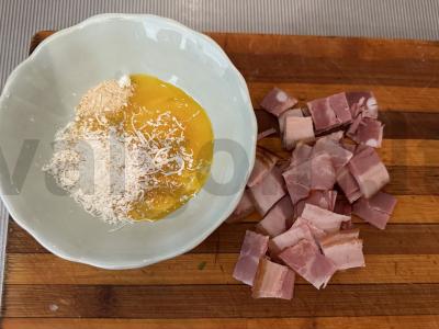 Makaronai „Carbonara“ su rūkyta šonine Žingsnis 1