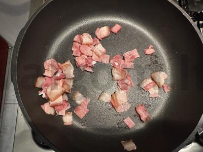 Makaronai „Carbonara“ su rūkyta šonine Žingsnis 2