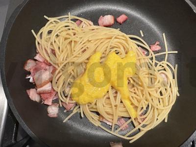 Makaronai „Carbonara“ su rūkyta šonine Žingsnis 4