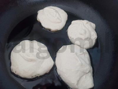 Varškės blynai su kefyru Žingsnis 4