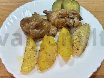 Namų kepta vištiena maiše su bulvėmis naminiu būdu pagrindine nuotrauka