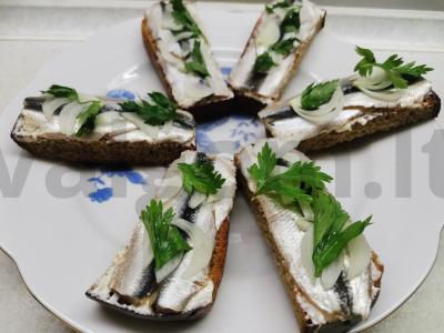 Sumuštiniai su silkių užkandžiais pagrindine nuotrauka