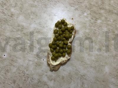 Sumuštinis su konservuotais žirneliais ir šprotais Žingsnis 4