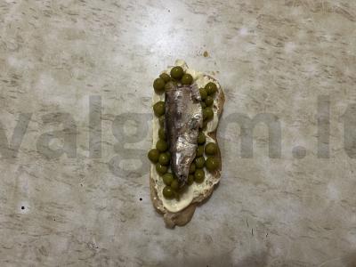 Sumuštinis su konservuotais žirneliais ir šprotais Žingsnis 5