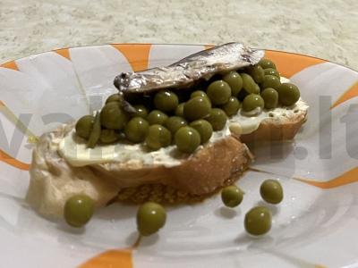Sumuštinis su konservuotais žirneliais ir šprotais pagrindine nuotrauka