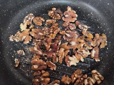 Salotas su rukola, pupelėmis, šonine ir riešutais Žingsnis 1